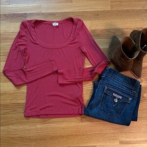 Scoop neck long sleeve t-shirt in salmon color
